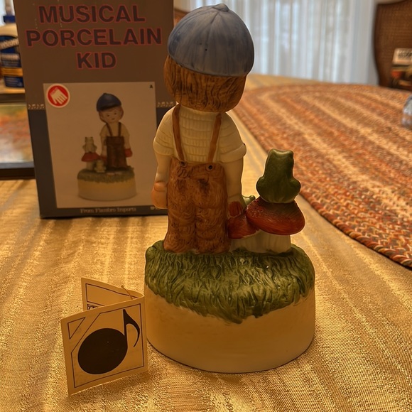 Musical Porcelain Figurine - Picture 5 of 8